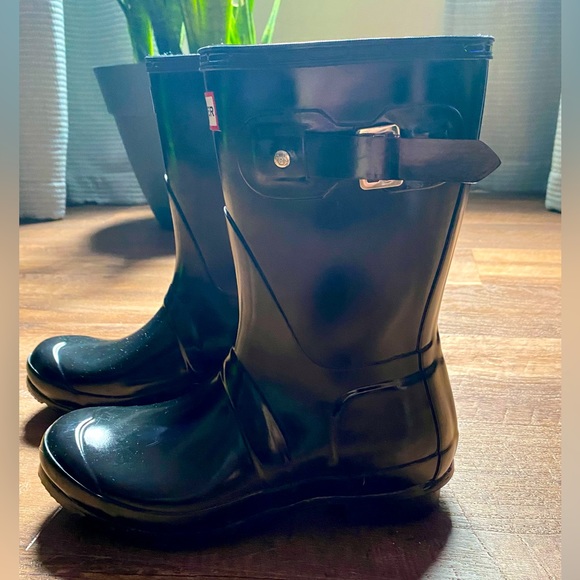 Women's HUNTER Original Short Gloss Buckle Strap Rain Boots, EUC, sz 6M-7F - Picture 3 of 5